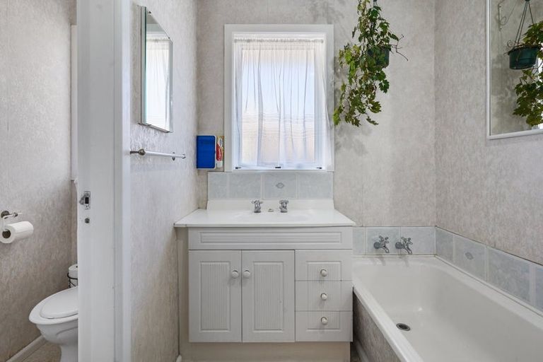 Photo of property in 33 Dunstan Crescent, Hornby, Christchurch, 8042