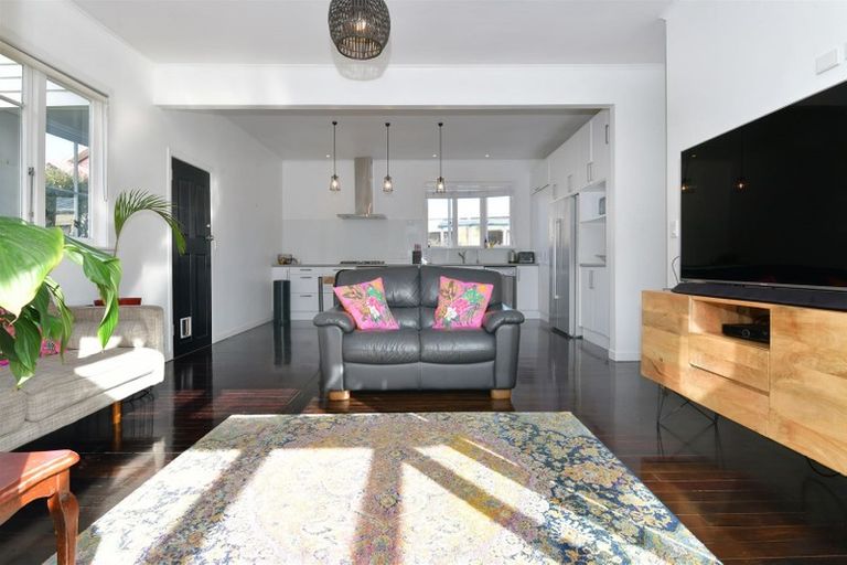 Photo of property in 2/911 Whangaparaoa Road, Manly, Whangaparaoa, 0930