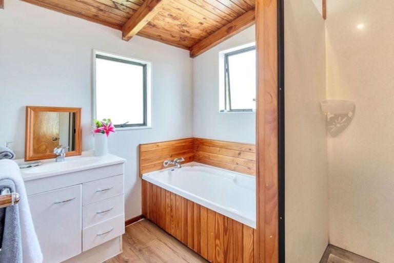 Photo of property in 5 Kayle Glen, West Harbour, Auckland, 0618