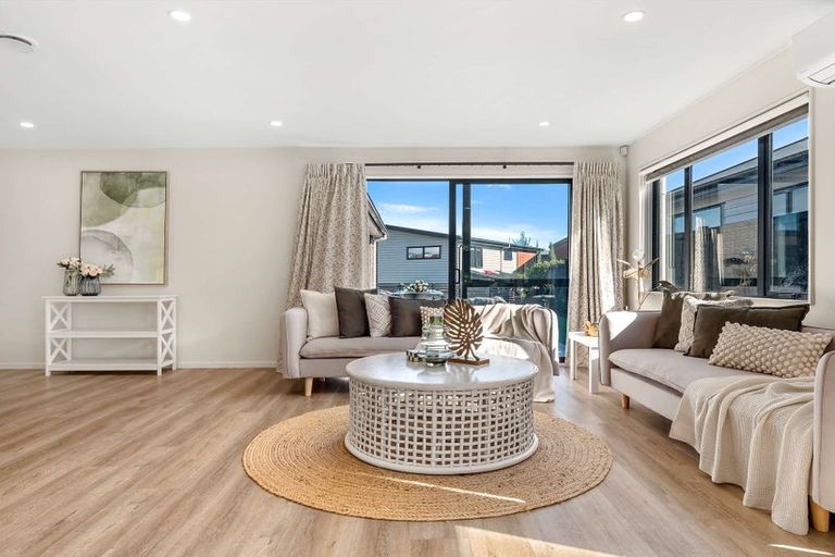 Photo of property in 8 Pakaraka Drive, Papakura, 2110