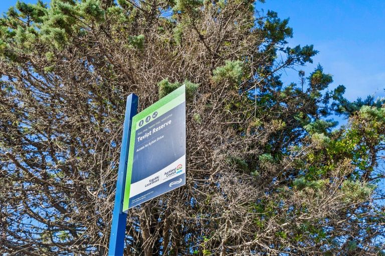Photo of property in 1/3 Glenvale Place, Totara Vale, Auckland, 0629