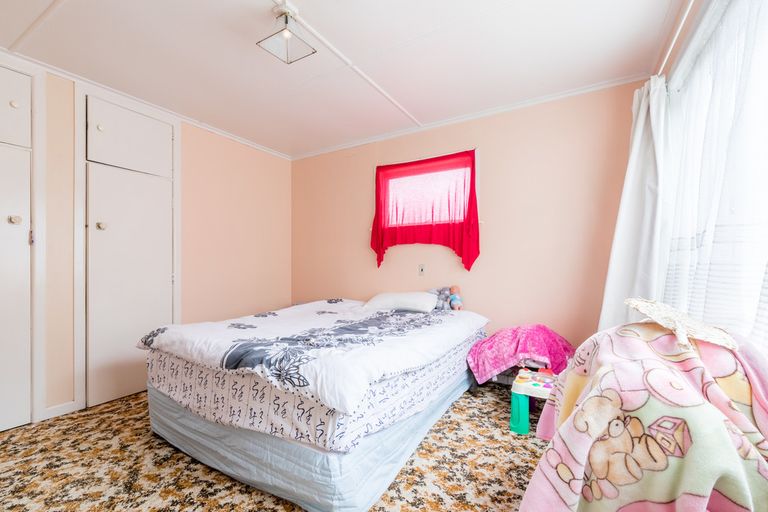 Photo of property in 26 Yeovil Road, Te Atatu Peninsula, Auckland, 0610