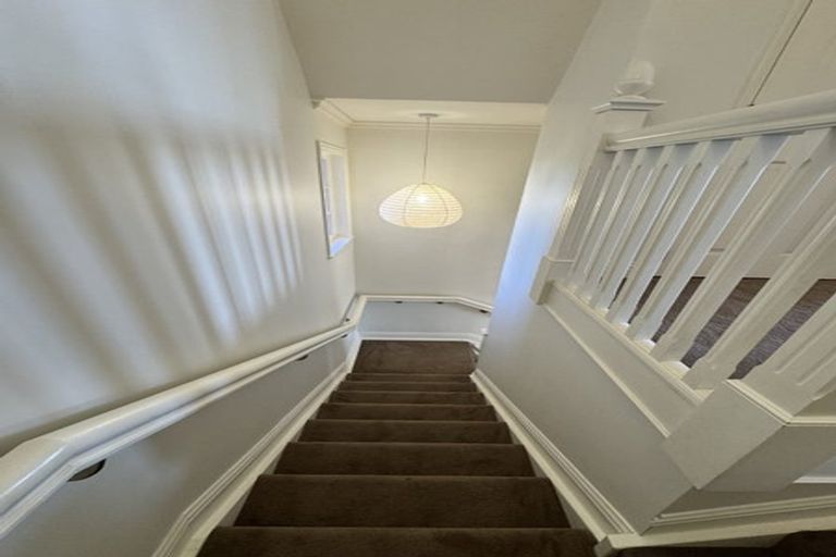 Photo of property in 14 Roslyn Road, Bluff Hill, Napier, 4110