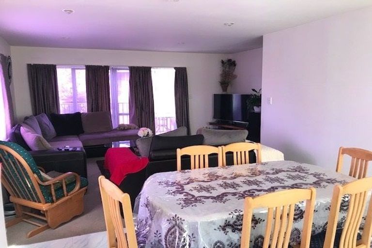 Photo of property in 1/1 Briar Way, New Lynn, Auckland, 0600