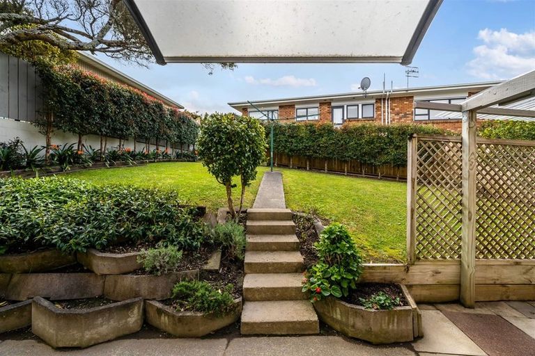 Photo of property in 1/1 Kaihu Street, Northcote, Auckland, 0627