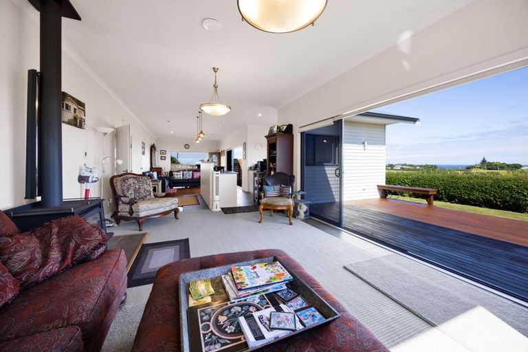 Photo of property in 630 South Road, Omata, New Plymouth, 4374