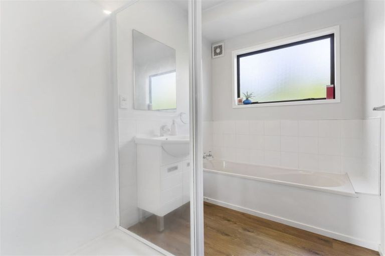 Photo of property in 1/8 Brookfield Road, Te Atatu Peninsula, Auckland, 0610