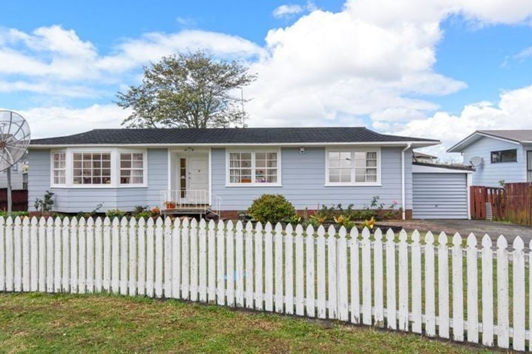 Photo of property in 17 Medina Place, Half Moon Bay, Auckland, 2012