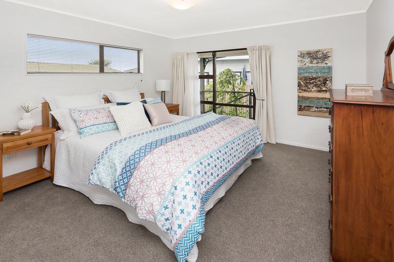 Photo of property in 25 Gosford Drive, Botany Downs, Auckland, 2010