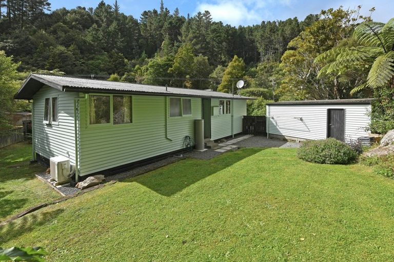 Photo of property in 104 Pinehaven Road, Pinehaven, Upper Hutt, 5019