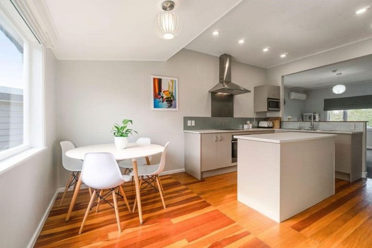 Photo of property in 2 Buisson Glade, West Harbour, Auckland, 0618