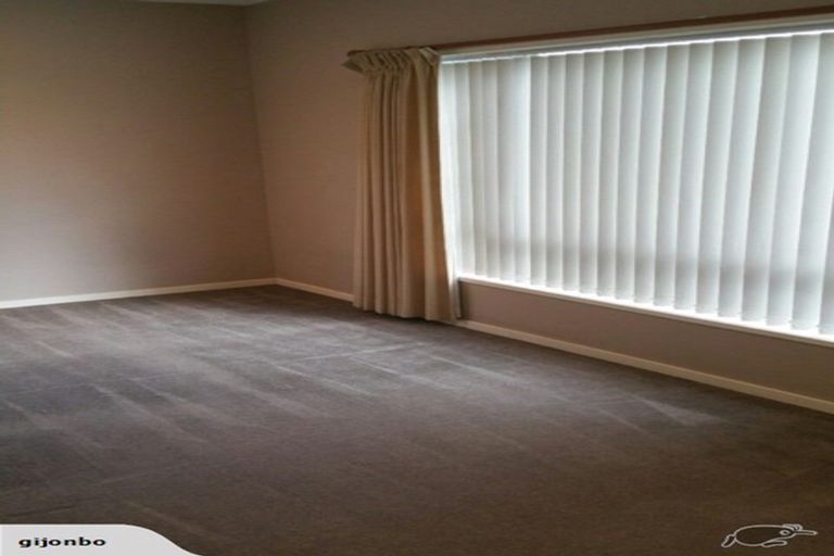 Photo of property in 1/1 Stoneleigh Court, Sunnynook, Auckland, 0632