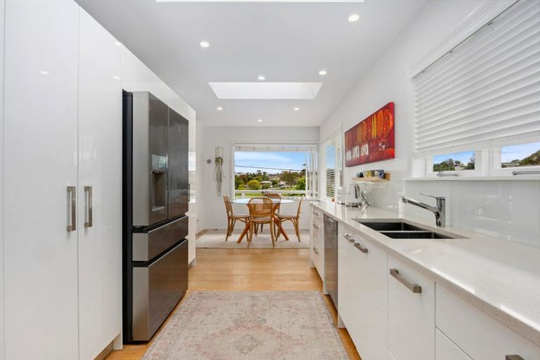 Photo of property in 70 Selwyn Crescent, Forrest Hill, Auckland, 0620