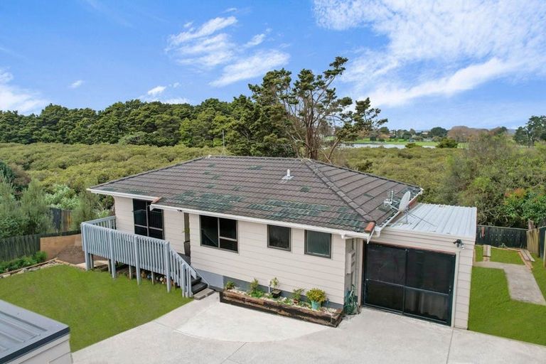 Photo of property in 2/33 Seaward Place, Wattle Downs, Auckland, 2103