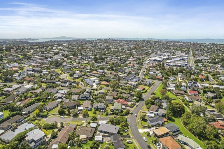 Photo of property in 2 Towra Place, Botany Downs, Auckland, 2010