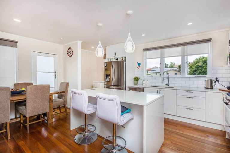 Photo of property in 21 Ribblesdale Road, Henderson, Auckland, 0612