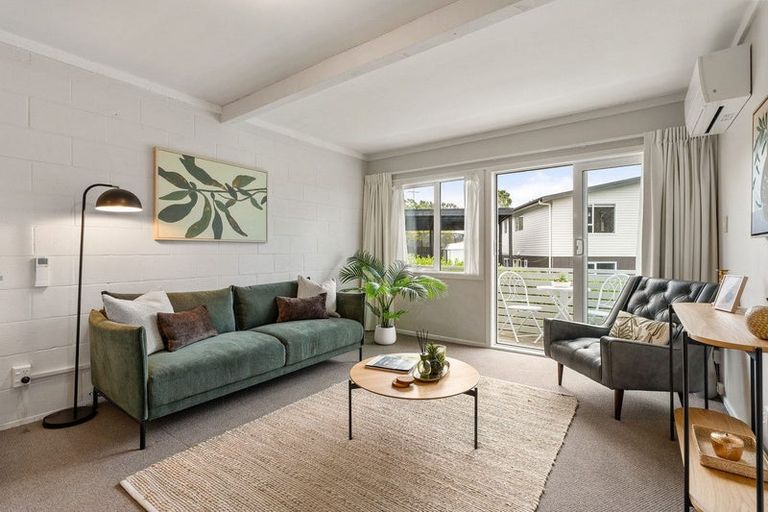 Photo of property in 1/15 Bloomsbury Grove, Newlands, Wellington, 6037