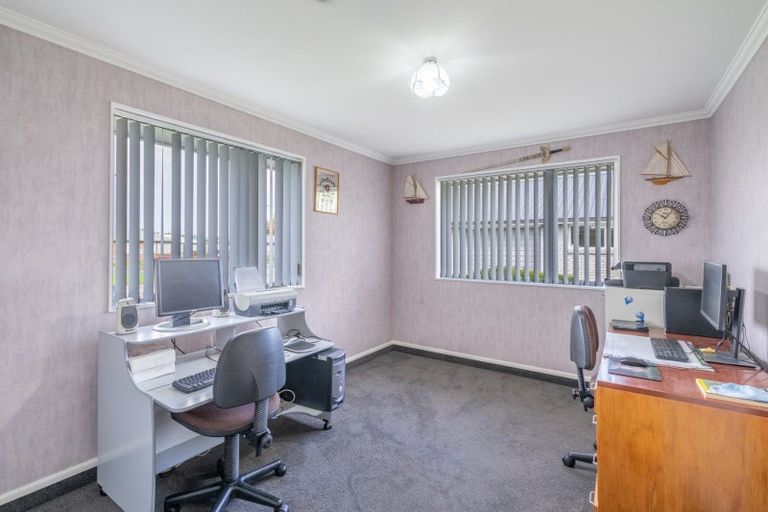 Photo of property in 8 Mcauley Place, Waikiwi, Invercargill, 9810