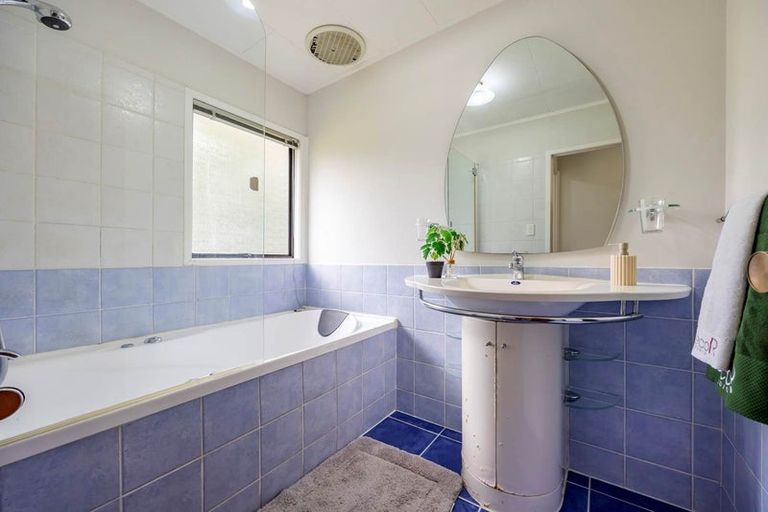 Photo of property in 13 Santiago Crescent, Unsworth Heights, Auckland, 0632