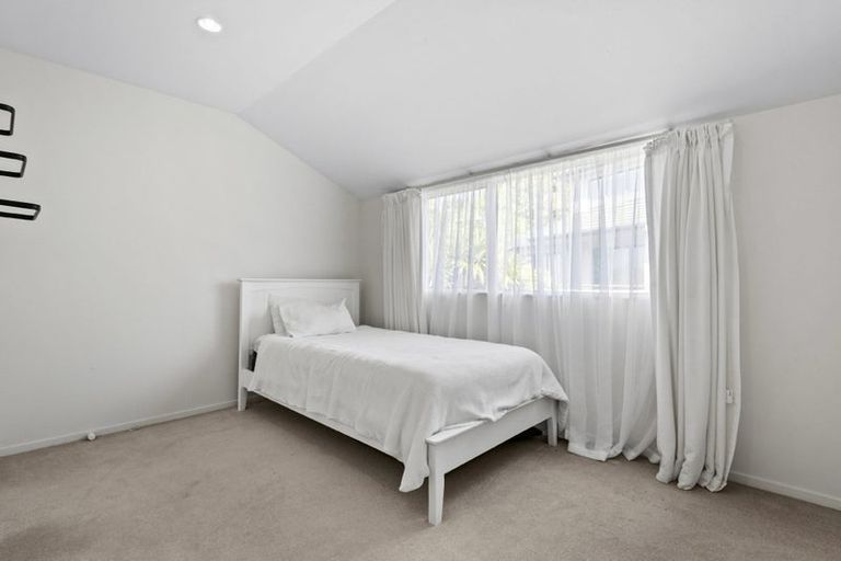 Photo of property in 8 Greenleaf Way, Northcross, Auckland, 0630