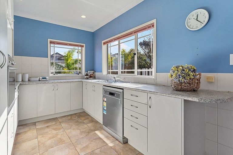 Photo of property in 4 Worthington Place, West Harbour, Auckland, 0618
