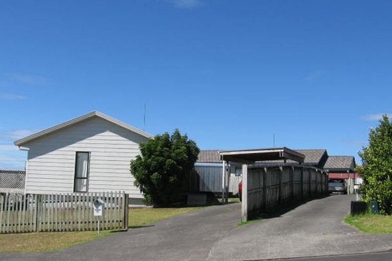 Photo of property in 2/12 Jumento Place, Unsworth Heights, Auckland, 0632