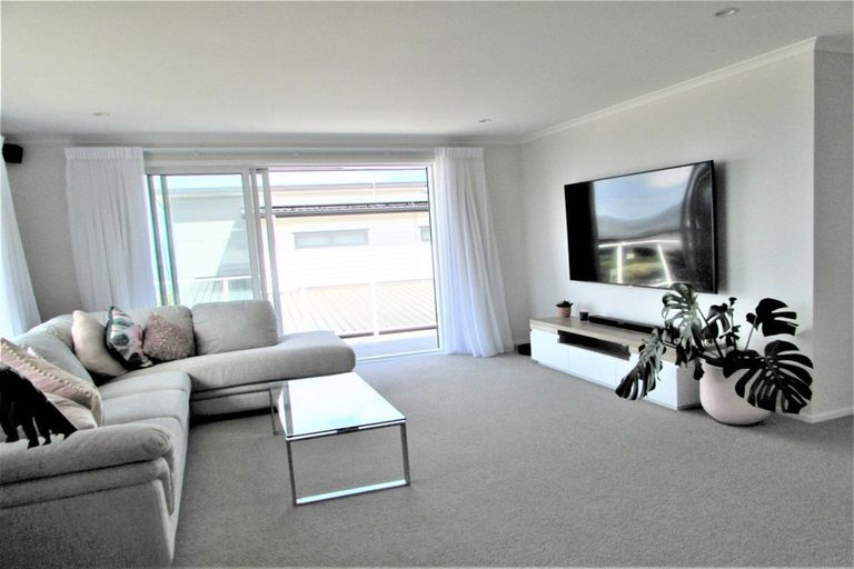 Photo of property in 10 Cromwell Point, Newlands, Wellington, 6037