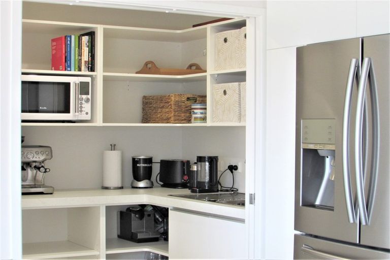 Photo of property in 10 Cromwell Point, Newlands, Wellington, 6037