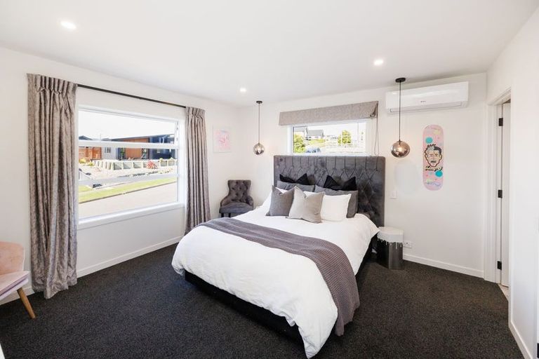 Photo of property in 37 Vaucluse Heights, Fitzherbert, Palmerston North, 4410