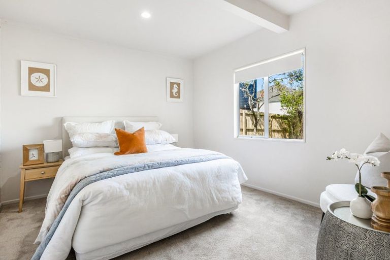 Photo of property in 32 Knights Road, Rothesay Bay, Auckland, 0630