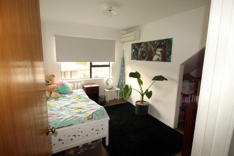 Photo of property in 10 Kayle Glen, West Harbour, Auckland, 0618