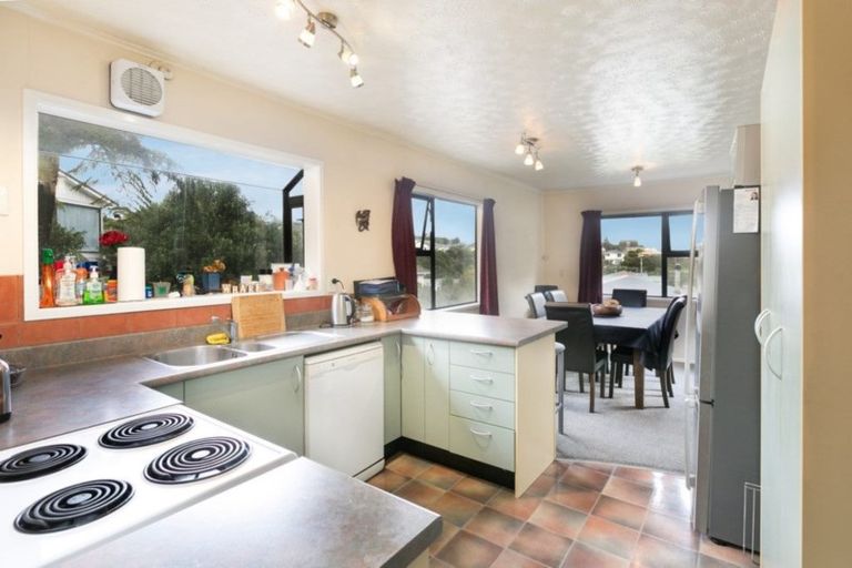 Photo of property in 40 Link Road, Newlands, Wellington, 6037