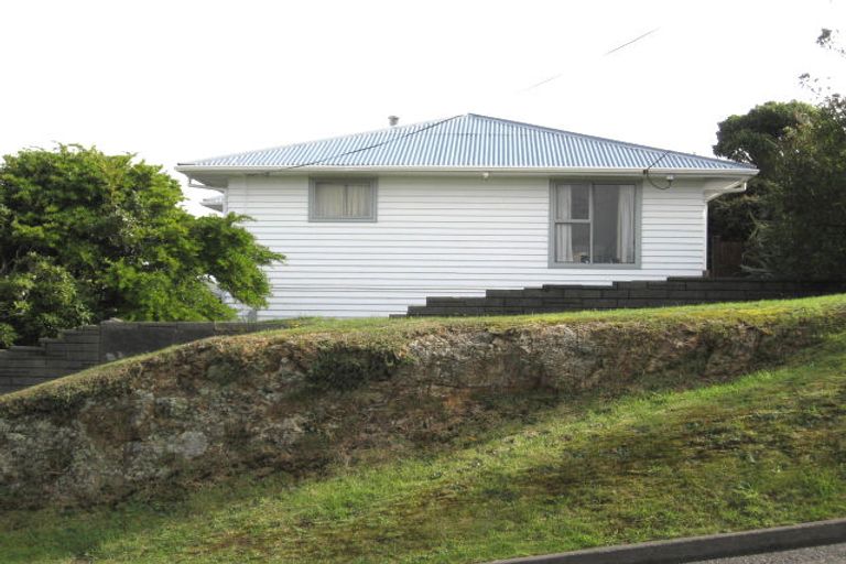Photo of property in 9 Ruskin Road, Newlands, Wellington, 6037