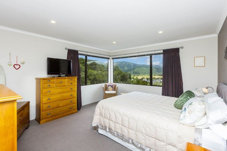 Photo of property in 12 Sylvan Way, Silverstream, Upper Hutt, 5019