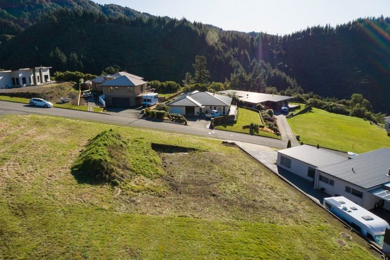 Photo of property in 17 Harbour View Heights, Picton, 7220