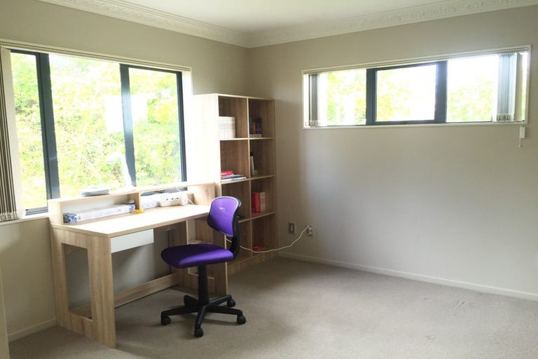 Photo of property in 1 Mana Lane, Pinehill, Auckland, 0632