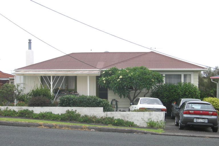 Photo of property in 8 Roberts Road, Glenfield, Auckland, 0629