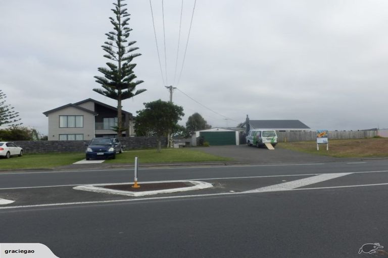 Photo of property in 1/884 East Coast Road, Northcross, Auckland, 0630