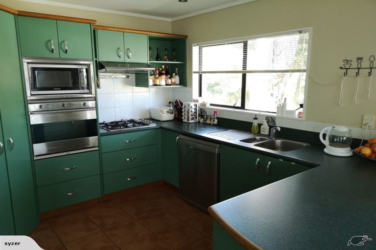 Photo of property in 8a Kingsclere Place, Goodwood Heights, Auckland, 2105
