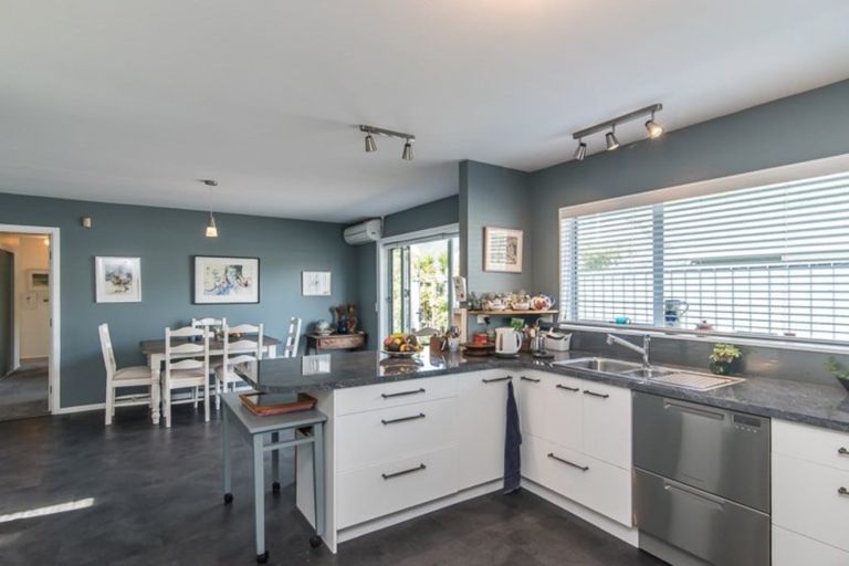 Photo of property in 52 Rewarewa Crescent, Waikanae, 5036