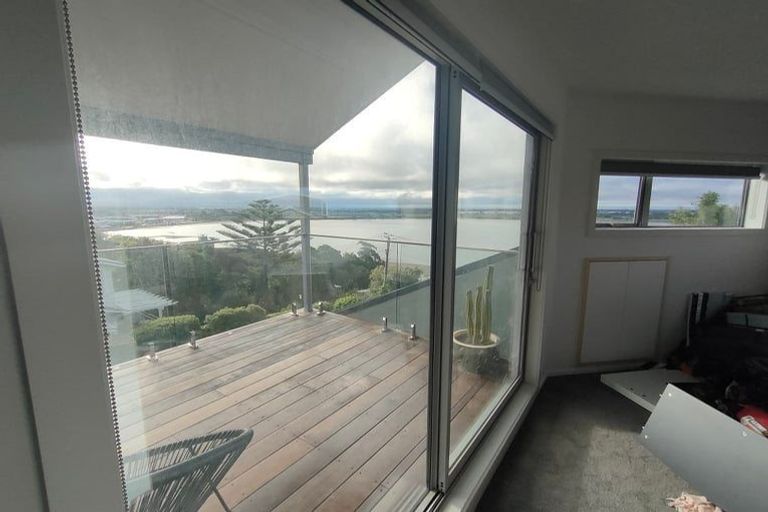 Photo of property in 27 The Brae, Mount Pleasant, Christchurch, 8081