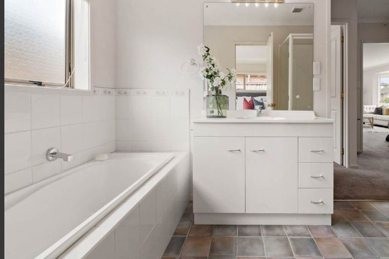 Photo of property in 10 Attymon Lane, East Tamaki, Auckland, 2016