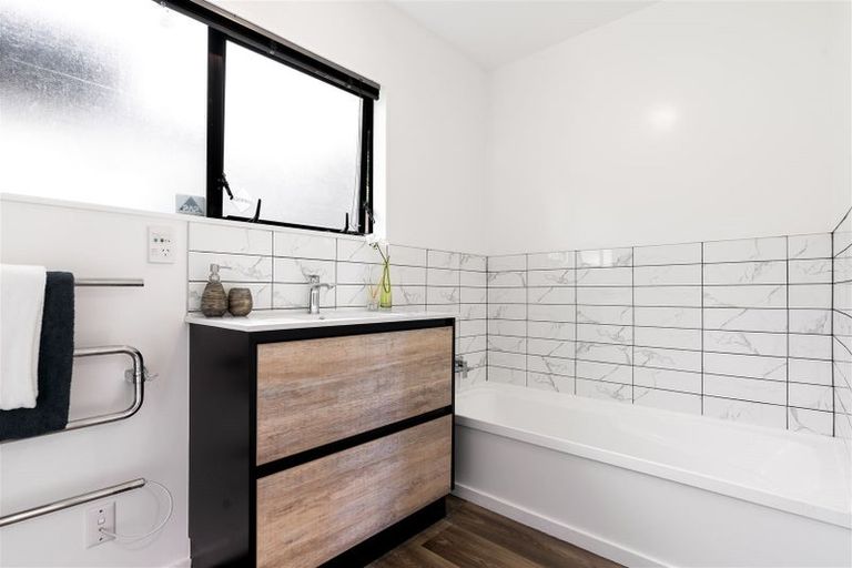 Photo of property in 1/44 Becroft Drive, Forrest Hill, Auckland, 0620