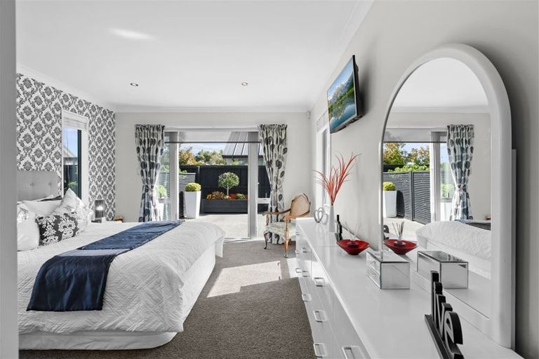 Photo of property in 6 Lakebridge Place, Parklands, Christchurch, 8083