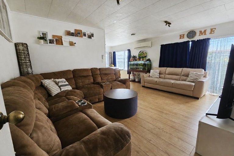 Photo of property in 42 Riverton Drive, Randwick Park, Auckland, 2105