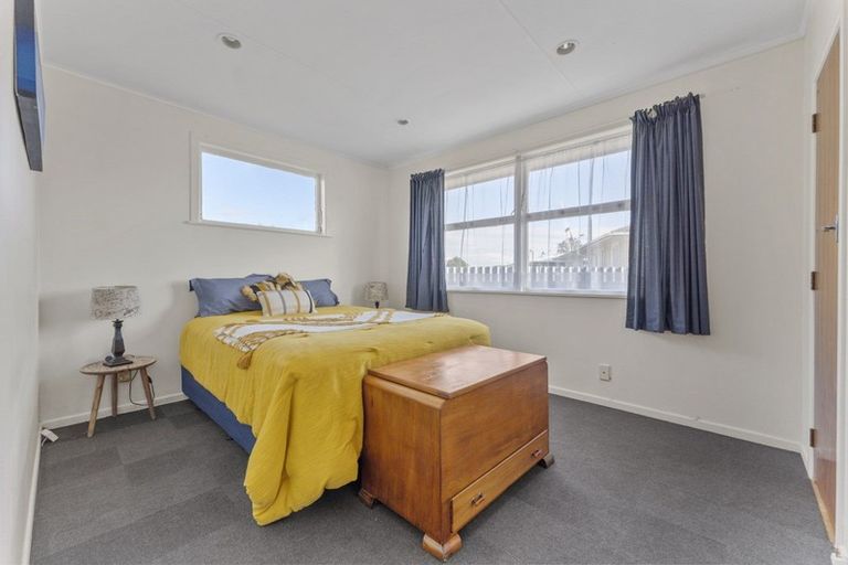 Photo of property in 43 Tararua Terrace, Cloverlea, Palmerston North, 4412