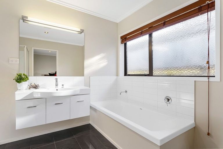 Photo of property in 43 Percy Kinsman Crescent, Riverstone Terraces, Upper Hutt, 5018