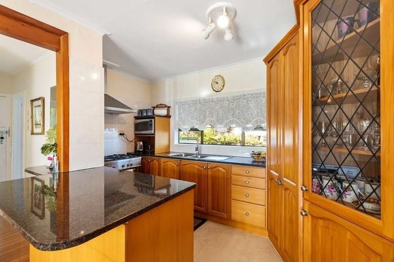 Photo of property in 1/81 Awaroa Road, Sunnyvale, Auckland, 0612