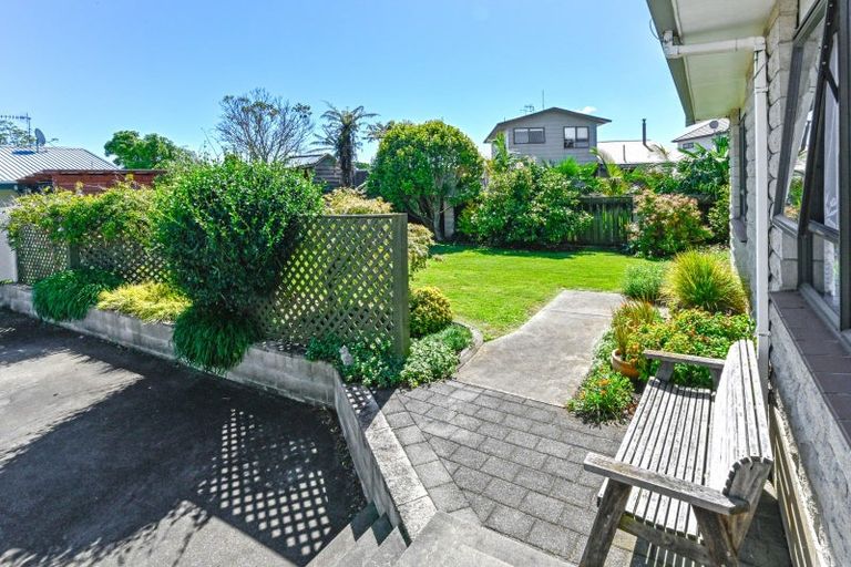 Photo of property in 15 Deakin Place, Clive, 4102