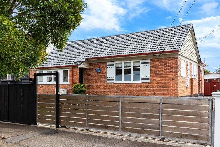 Photo of property in 41 Humariri Street, Point Chevalier, Auckland, 1022